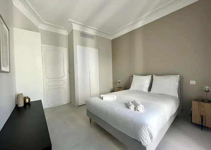 Apartment Centre *